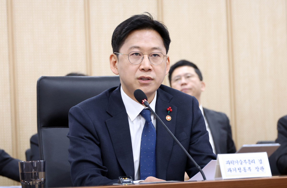 ▲배경훈 과학기술정보통신부 장관이 16일 세종시 정부세종청사에서 열린 산업경쟁력강화 관계장관회의 겸 성장전략 TF 회의에서 발언하고 있다. (뉴시스)