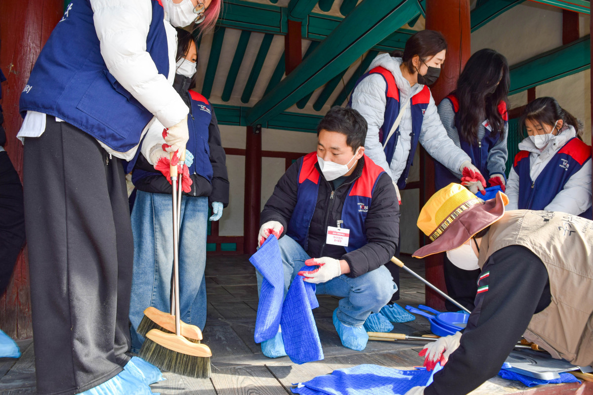 ▲현대모비스 임직원과 가족들이 경남 창원에 위치한 진해현 관아에서 목조건축물 먼지제거 활동, 건물 내외 청소 등 문화재 보존 활동을 진행하고 있다. (사진=현대모비스)