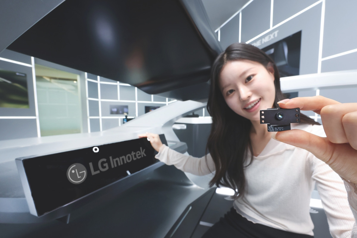 ▲LG이노텍 직원이 ‘차세대 언더 디스플레이 카메라 모듈’을 소개하고 있다. (자료제공=LG이노텍)