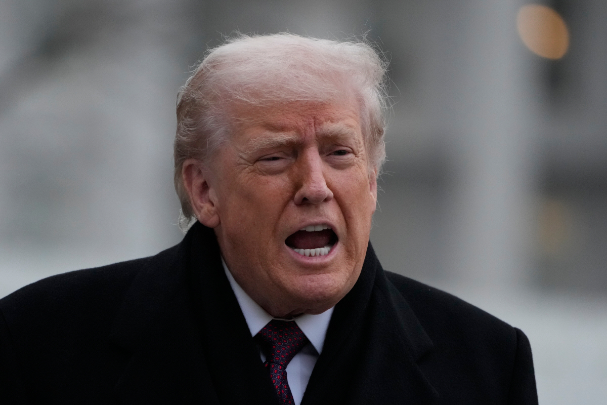 ▲17일(현지시간) 워싱턴D.C.에서 트럼프 대통령이 해군 헬기 ‘마린 원’에서 내린 뒤 발언하고 있다. 워싱턴D.C./AP연합뉴스