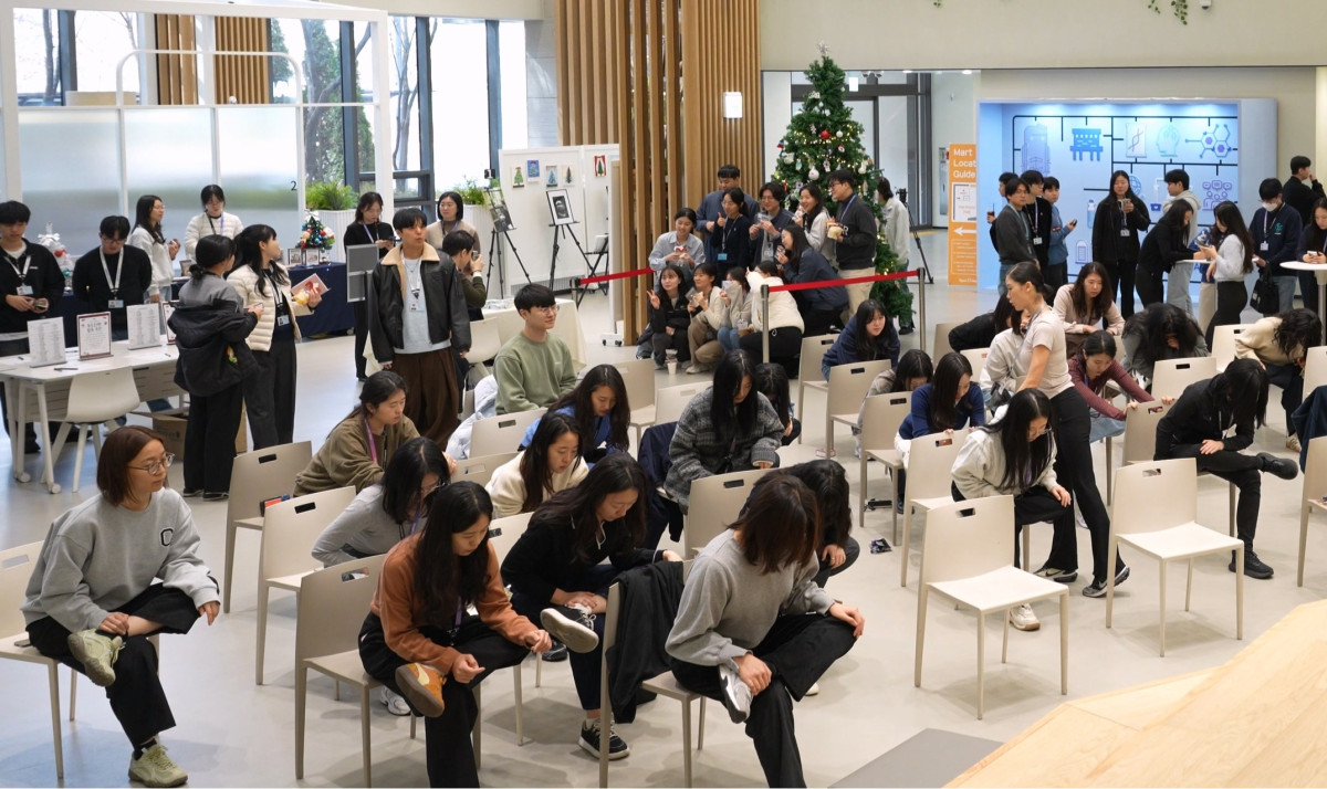 ▲삼성바이오로직스 임직원들이 스트레칭 강사 강하나와 함께하는 오픈클래스에 참여하고 있다. (사진제공=삼성바이오로직스)