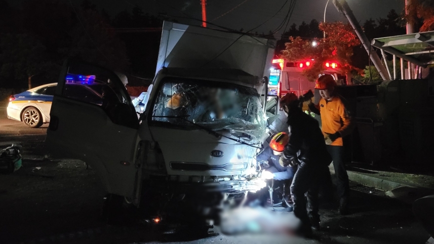 ▲제주에서 심야 배송 업무를 하던 30대 쿠팡 택배기사가 졸음운전으로 추정되는 사고로 숨진 가운데, 제주도가 심야 노동 실태 전반에 대한 조사에 착수하기로 했다. (사진제공=제주소방안전본부 )