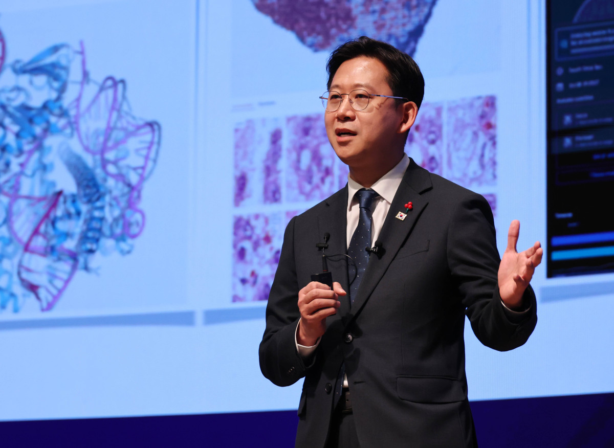 ▲대한상공회의소는 18일 오전 서울 중구 상의회관에서 ‘배경훈 부총리 겸 과학기술정보통신부 장관 초청 CEO 조찬간담회’를 개최했다. 배경훈 부총리 겸 과학기술정보통신부 장관이 ‘대한민국 AI가 나아갈 길’이라는 주제로 강연을 하고 있다. (사진제공-대한상공회의소)