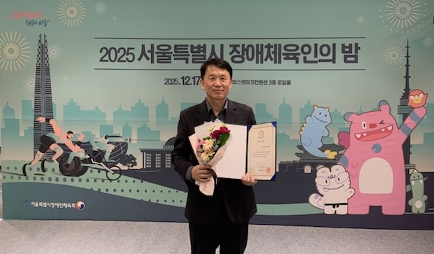 ▲지난 17일, 서울 피스앤파크컨벤션에서 열린 ‘2025 서울특별시 장애체육인의 밤’ 행사에서 이스타항공 유상종 경영본부장이 서울특별시장 표창을 받은 후 기념 촬영을 하고 있다. (사진=이스타항공)