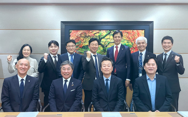 ▲히로유키 호리우치(앞줄 왼쪽 두 번째)  카켄제약 사장, 유준하(앞줄 왼쪽 세 번째) 동화약품 대표 등 양사 관계자가 에크락겔 발매 기념 워크숍에서 기념촬영을 하고 있다. (사진제공=동화약품)