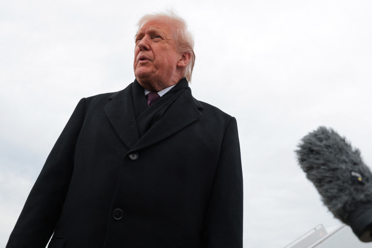 ▲도널드 트럼프 미국 대통령이 17일(현지시간) 메릴랜드주 앤드루스 합동기지에서 에어포스원에서 내린 뒤 취재진에게 발언하고 있다. (AFP/연합뉴스)