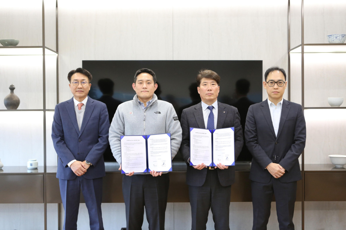 ▲(왼쪽부터) 홍영준 동서화학공업 부사장, 전상익 동서화학공업 사장, 김재익 KG케미칼 대표, 백민재 KG케미칼 상무가 ‘나프탈렌오일·PNS 생산 공장 투자 사업 협력을 위한 양해각서(MOU)’를 체결하고 기념 촬영을 하고 있다. (사진제공=KG케미칼)