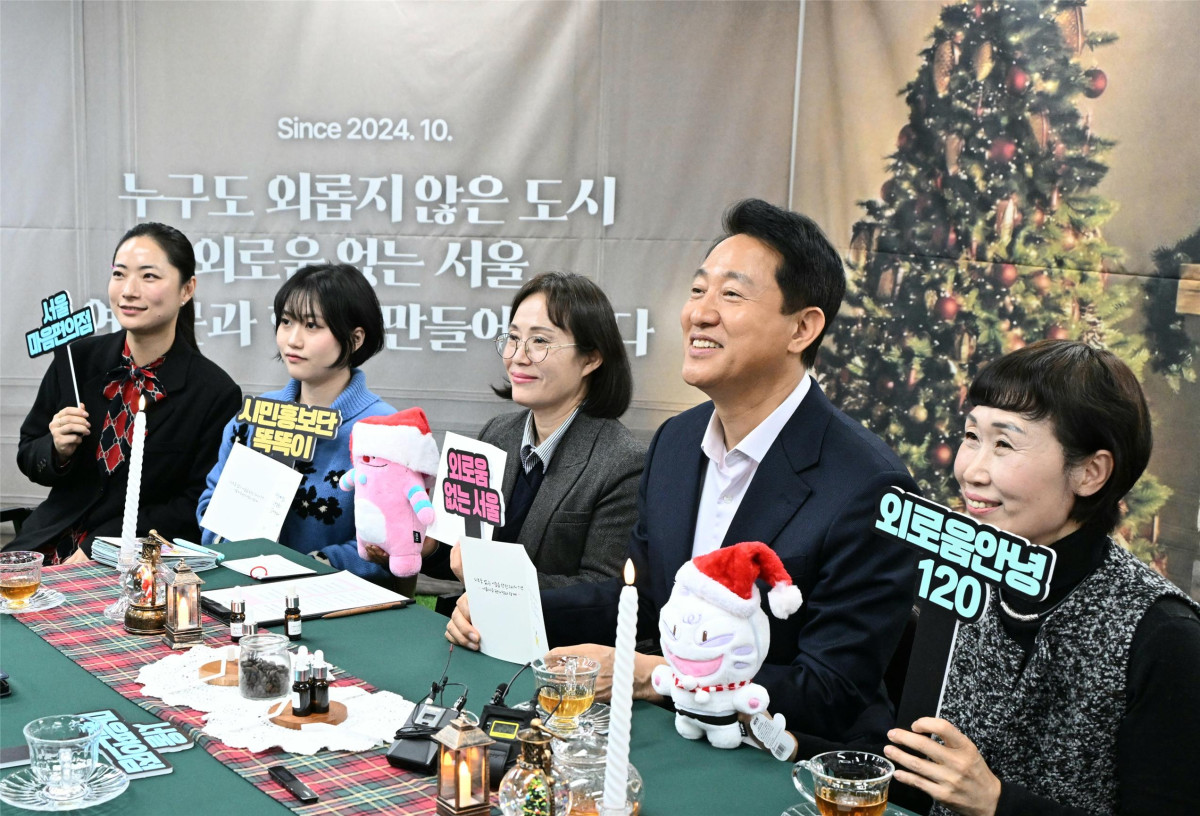 ▲외로움 없는 서울 1주년 기념 현장소통 간담회에 참석한 오세훈 시장이 참석자들과 기념사진을 찍고 있다. (서울시청)