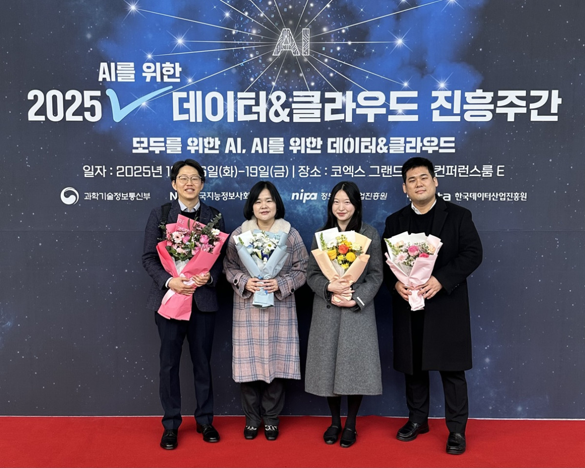 ▲왼쪽부터 송제윤 닥터다이어리 대표, 김미영 한국1형당뇨병환우회 대표, 신지원 가톨릭대학교 산학협력단 연구원, 김경한 한독 디지털헬스케어사업실 실장이 과학기술정보통신부 장관상 수상 후 기념촬영을 하고 있다. (사진제공=한독)