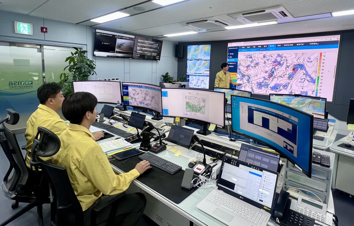 ▲한국해양교통안전공단 운항상황센터에서 운항관리자가 기상 정보 등을 모니터링 하고 있다. (사진제공=한국해양교통안전공단)