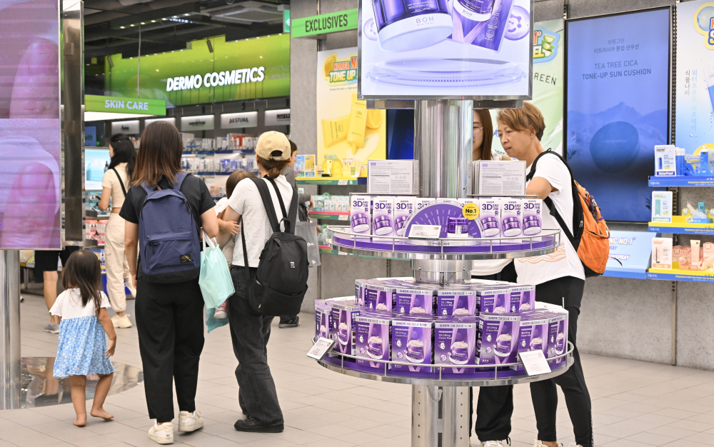 ▲서울 중구 명동의 한 화장품 매장에서 외국인들이 물건을 살펴보고 있다. 조현호 기자 hyunho@ (이투데이DB)