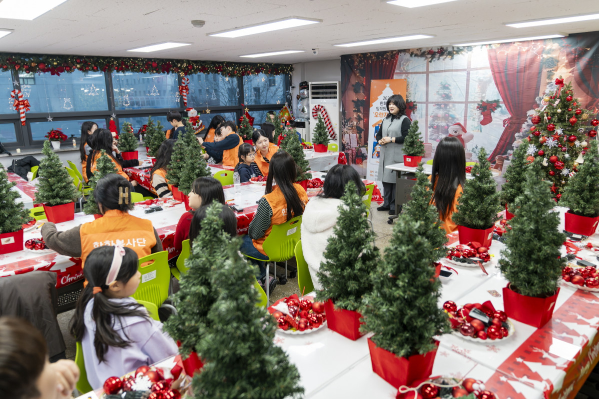 ▲17일 서울 영등포구 디모데 지역아동센터에서 한화생명 임직원 봉사자들이 ‘오렌지 산타’ 봉사활동으로 아동들과 함께 크리스마스 트리 장식을 하고 있다. (제공 한화생명)