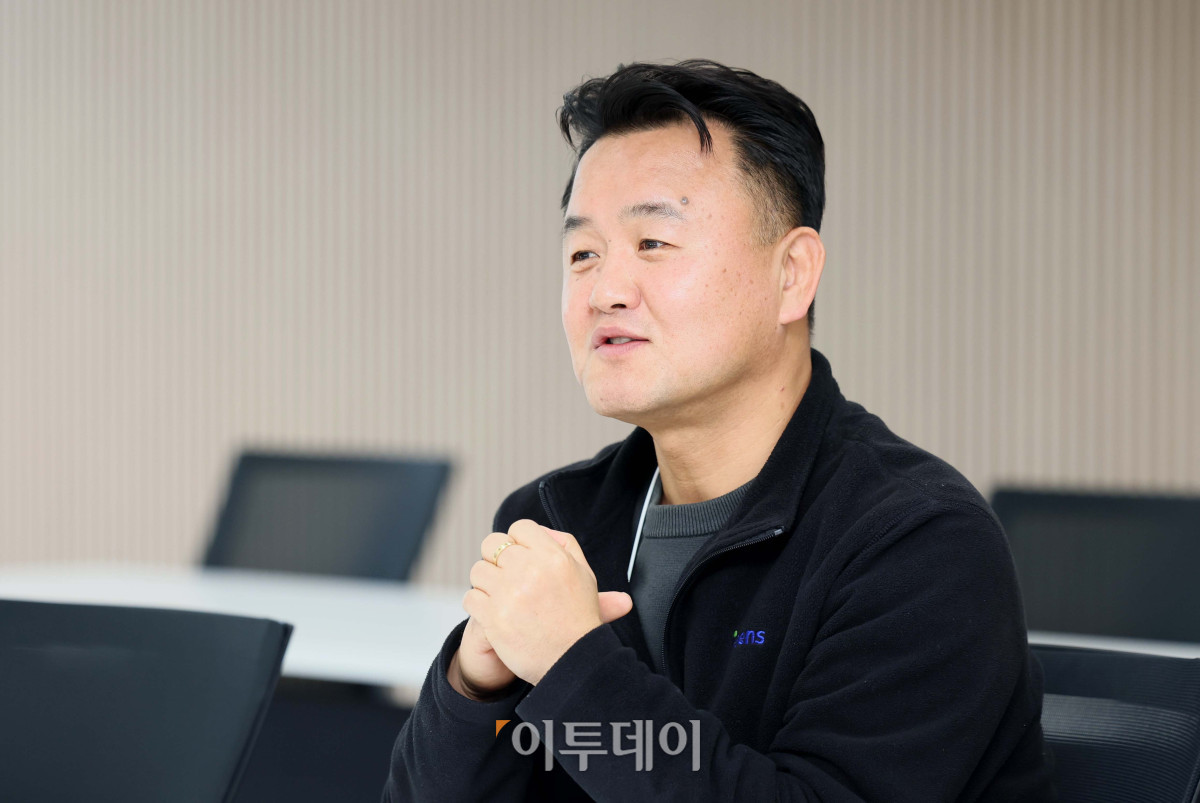 ▲이동주 아이센스 상무는 최근 인천 연수구 아이센스 송도2공장에서 본지와 인터뷰를 갖고 “우리 기술력을 집약한 연속혈당측정기(CGM) 신제품의 미국 시장 진출에 박차를 가하고 있다”고 밝혔다. 신태현 기자 holjjak@