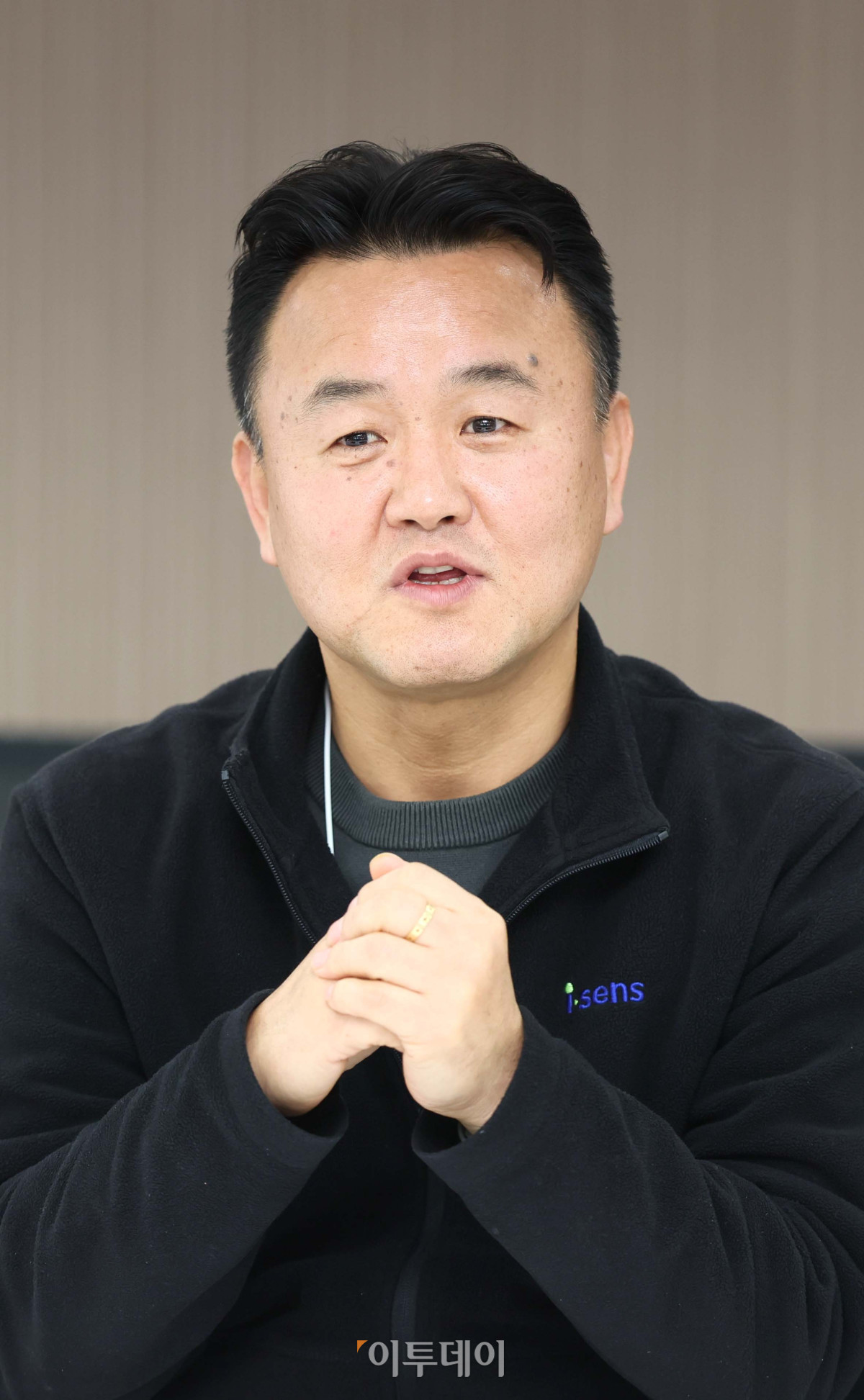 ▲이동주 아이센스 상무가 최근 인천 연수구 아이센스 송도2공장에서 본지와 만나 “자동화 설비를 국내에서 제작해 유지·보수 측면에서도 대응 속도가 빠르다”라고 설명했다. 신태현 기자 holjjak@