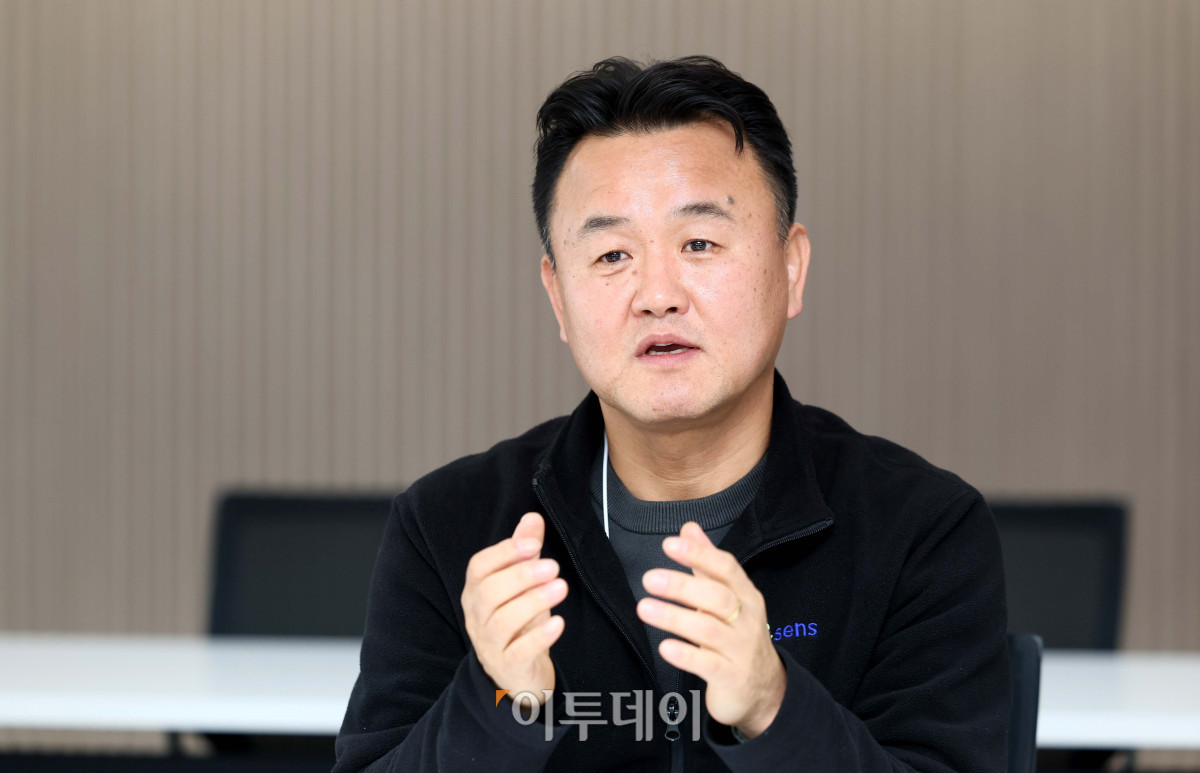 ▲이동주 아이센스 상무가 최근 인천 연수구 아이센스 송도2공장에서 본지와 인터뷰를 갖고 있다. 신태현 기자 holjjak@