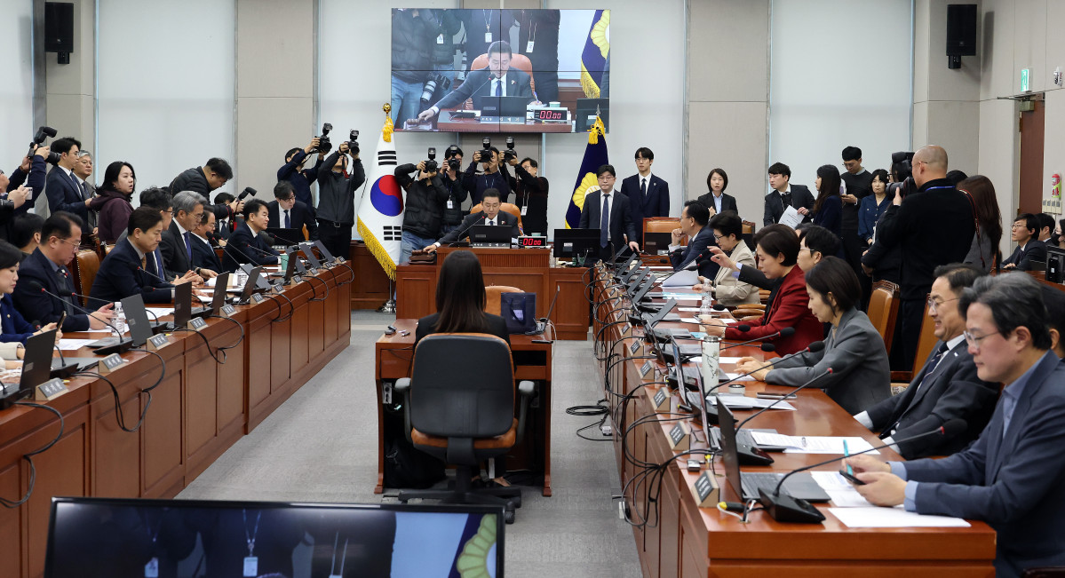 ▲김병기 위원장이 18일 국회에서 열린 운영위원회 전체회의에서 정치개혁 특별위원회 구성결의안(위원장)을 의결하며 의사봉을 두드리고 있다. 2025.12.18 (연합뉴스)