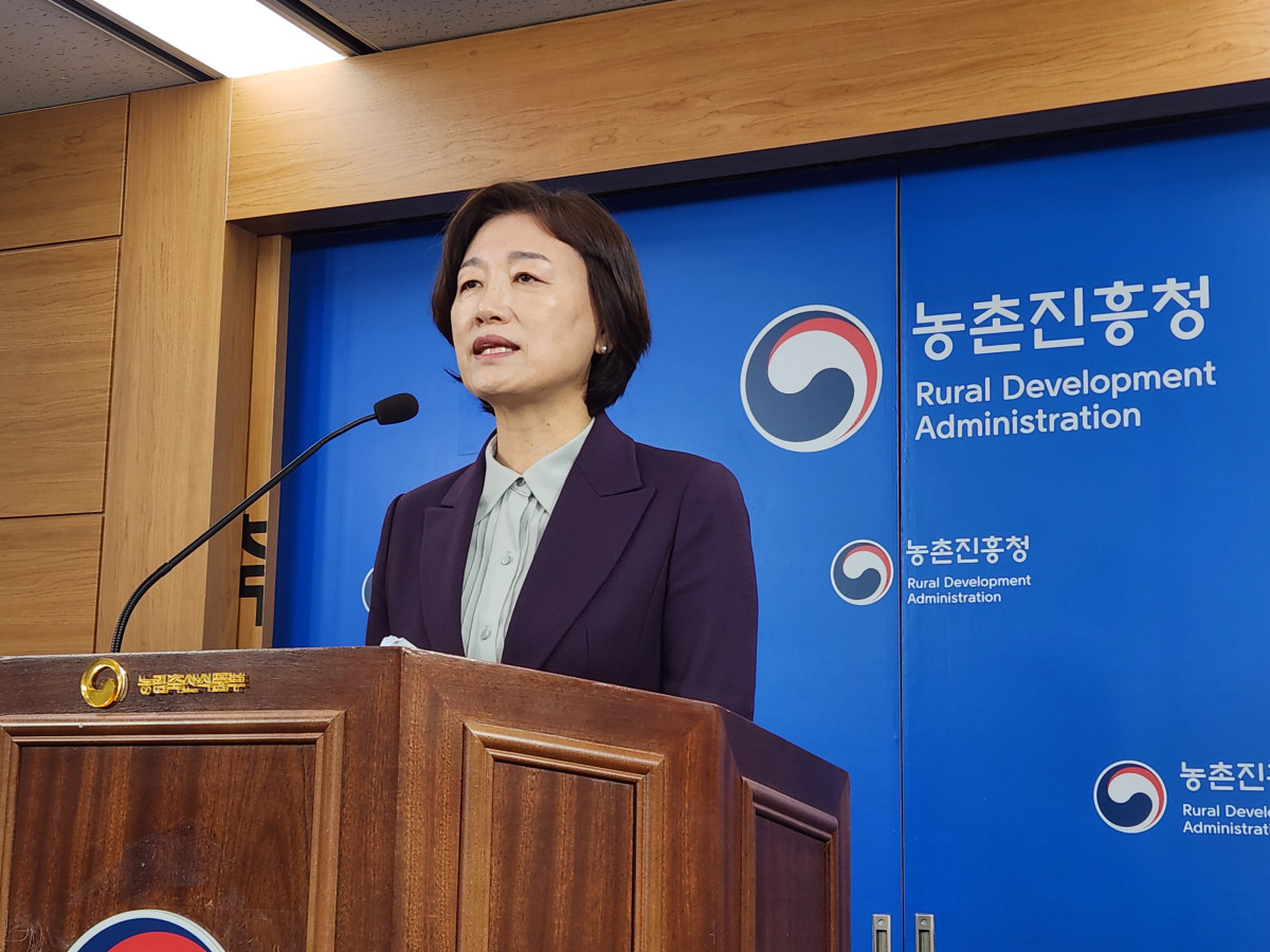▲방혜선 농촌진흥청 농업생물부장이 18일 정부세종청사에서 ‘프로폴리스 추출물’ 아토피 등 면역 과민 반응 완화 효과 구명 브리핑을 열고 연구 결과를 설명하고 있다. (노승길 기자)