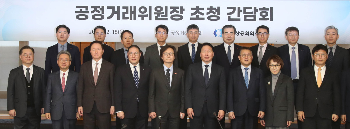 ▲대한상공회의소는 18일 상의회관에서 `공정거래위원장 초청 간담회'를 개최하고, 공정거래 관련 경제계 현안·애로를 건의했다. 최태원 대한상의 회장과 주병기 공정거래위원장이 참석자들과 기념촬영을 하고 있다. (사진제공-대한상공회의소)