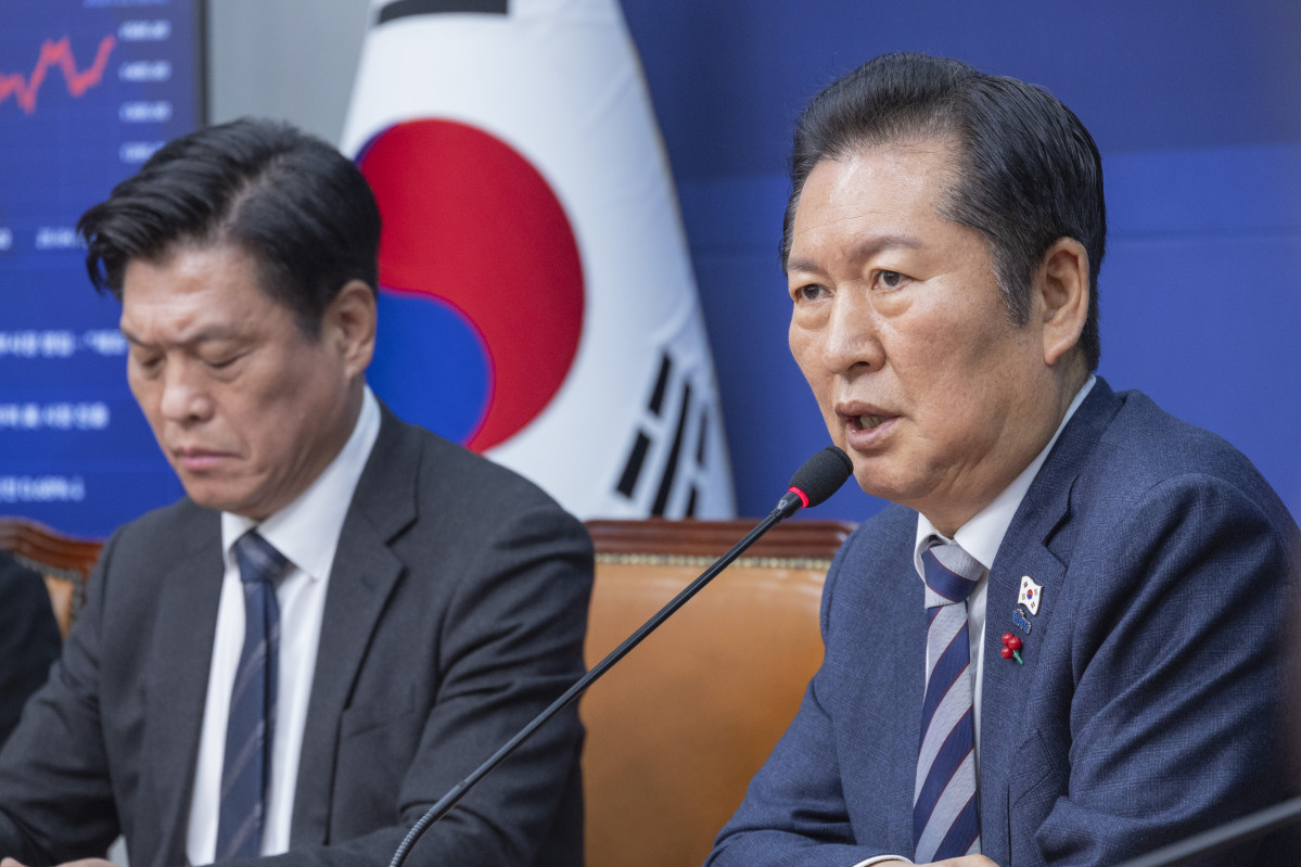 ▲정청래 더불어민주당 대표가 18일 국회에서 열린 시·도당 지방 선거기획단 연석회의에 참석해 승리를 위한 방정식의 마련을 강조하는 발언을 하고 있다. (연합뉴스)