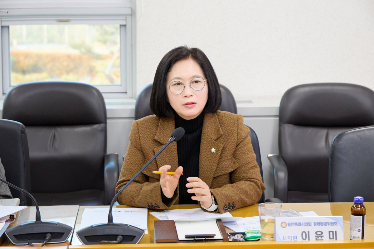 ▲‘용인시 종이팩 재활용 활성화 및 조례 제정을 위한 간담회’에서 이윤미 의원이 종이팩 재활용 제도 개선의 필요성을 설명하고 있다. (용인특례시의회)