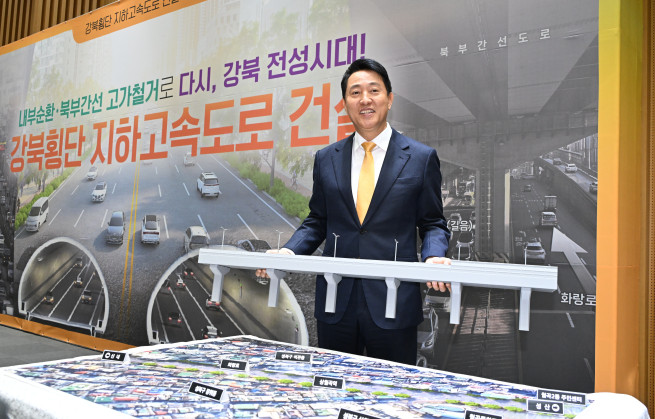 ▲오세훈 서울시장이 18일 오전 서울시 대회의실에서 고가도로 모형을 철거하고 있다. (사진제공=서울시)