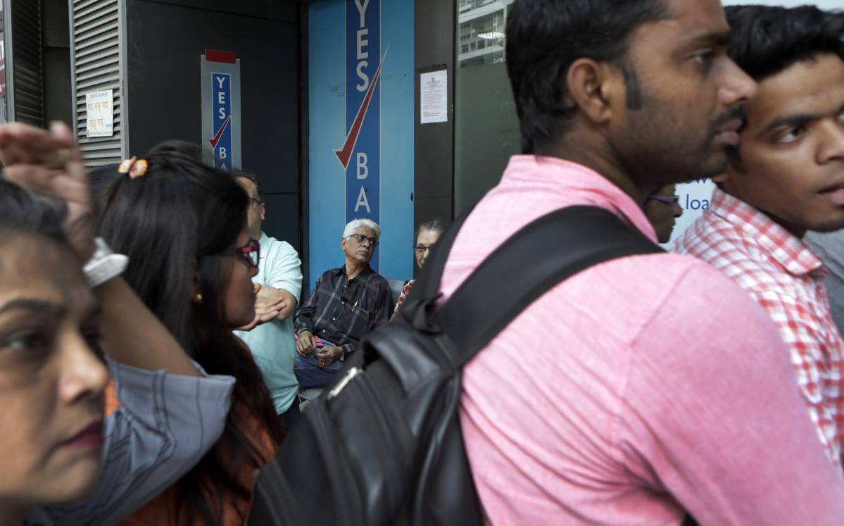▲2020년 3월 6일(현지시간) 인도 뭄바이의 예스뱅크 앞에 예금을 인출하려는 고객들이 줄 서 있다. (뉴시스)