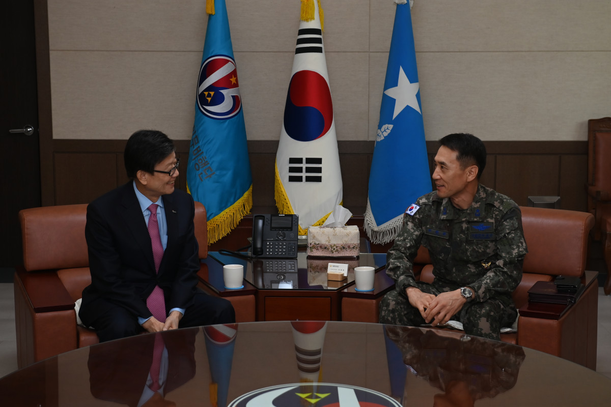 ▲한국무역협회(KITA) 윤진식 회장(왼쪽)이 지난 17일(수) 경기도 성남시에 위치한 공군 제15특수임무비행단을 방문해 단장인 이현희 준장(오른쪽)과 만나 이야기를 나누고 있다. (사진=무협)