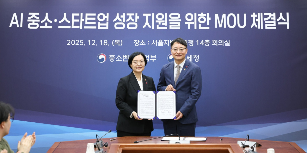 ▲임광현 국세청장(오른쪽)이 18일 서울지방국세청에서 한성숙 중소벤처기업부 장관과 '인공지능(AI) 중소·스타트업 성장을 지원하기 위한 업무협약'을 체결한 후 기념 촬영을 하고 있다. (사진제공=국세청)