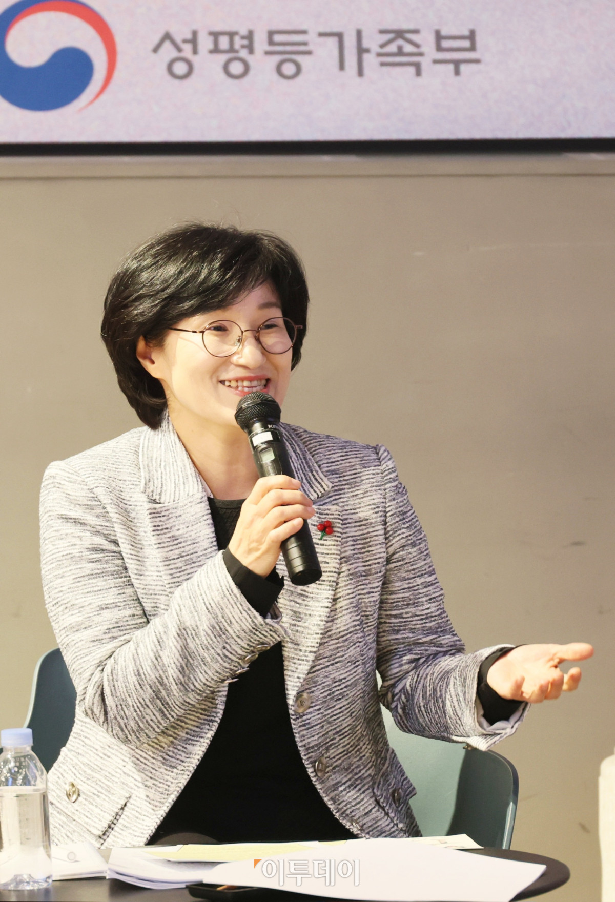 ▲원민경 성평등가족부 장관이 17일 오후 KT&G 상상플래닛 커넥트홀에서 열린 제5차 성평등 토크콘서트 소다팝에서 '종합토론 및 '26년 청년소통 운영방안'을 주제로 청년 참가자들과 의견을 나누고 있다. (사진 제공=성평등가족부)