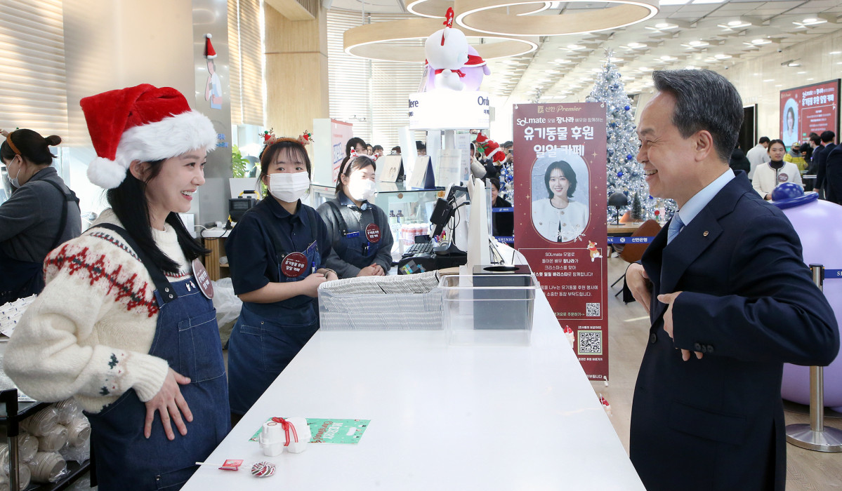 ▲이날 행사에 참석한 진옥동 신한금융그룹 회장(오른쪽)이 카페스윗에서 배우 장나라씨에게 수어로 직접 커피를 주문하는 모습 (사진제공=신한금융그룹)