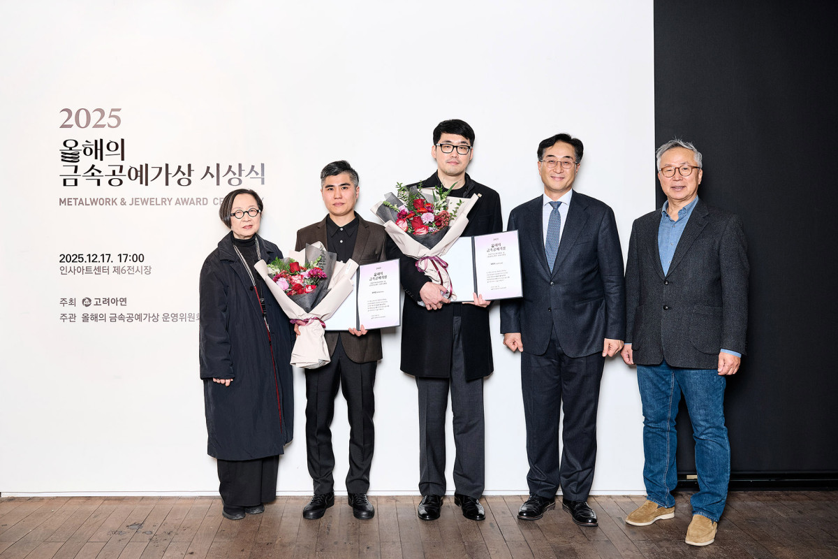 ▲(왼쪽부터) 김정후 심사위원장, 오석천 작가, 정령재 작가, 김기준 고려아연 부사장, 서도식 운영위원장이 2025 올해의 금속공예가상 시상식에서 기념촬영을 하는 모습. (고려아연)