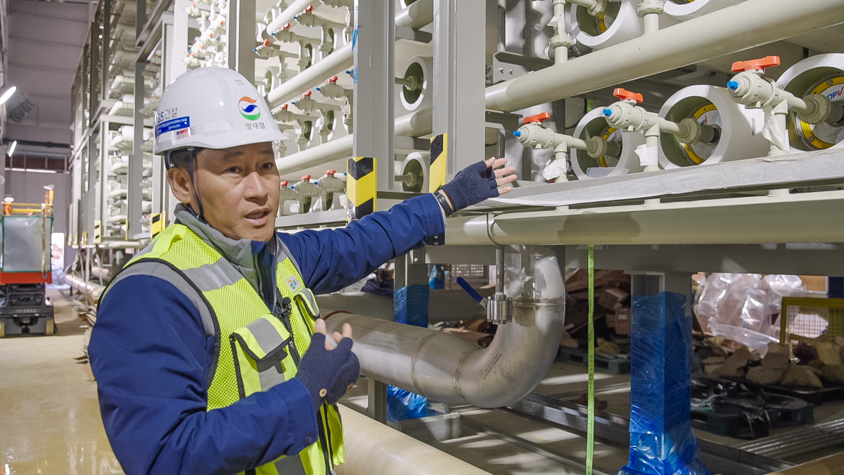▲18일 대산임해산업지역 공업용수도 사업 준공식에 참석한 내외빈들에게 GS건설 현장소장이 현장을 소개하는 사진. (사진제공=GS건설)