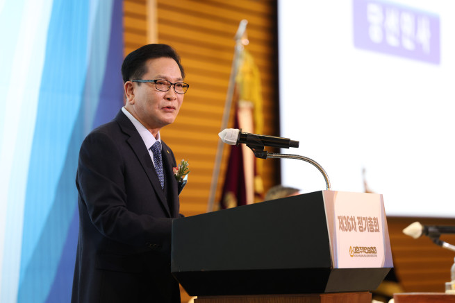 ▲18일 서울 여의도 FKI타워에서 대한주택건설협회 제14대 회장으로 선출된 김성은 덕진종합건설 대표가 당선 소감을 밝히고 있다. (사진제공=대한주택건설협회)