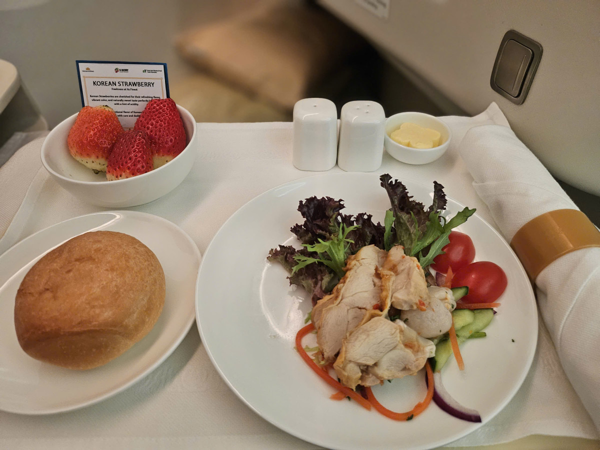 ▲12월 1일부터 2주간 베트남항공 국제선 비즈니스석에서 제공된 신품종 딸기 ‘홍희’ 디저트 (사진제공=한국농수산식품유통공사)