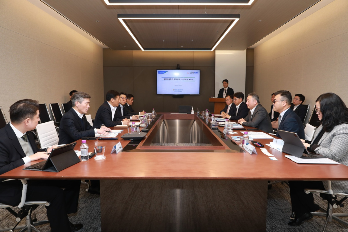▲농협금융은 17일 서울 여의도 소재 NH투자증권 본사에서 국민성장펀드 추진회의를 개최했다. 황종연 부사장(왼쪽 줄 왼쪽에서 세 번째)이 국민성장펀드 추진회의를 주재하고 있다. (사진제공=NH농협금융)