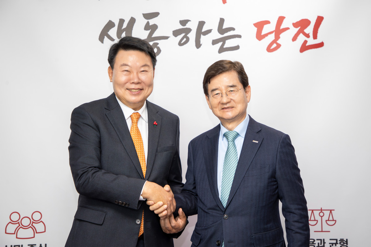 ▲김선규 호반그룹 회장(오른쪽)과 오성환 당진시장이 18일 충남 당진시청에서 교통약자 주차공간 조성 사업 지원 방안에 대해 논의한 후 기념촬영을 하고 있다. (호반그룹)