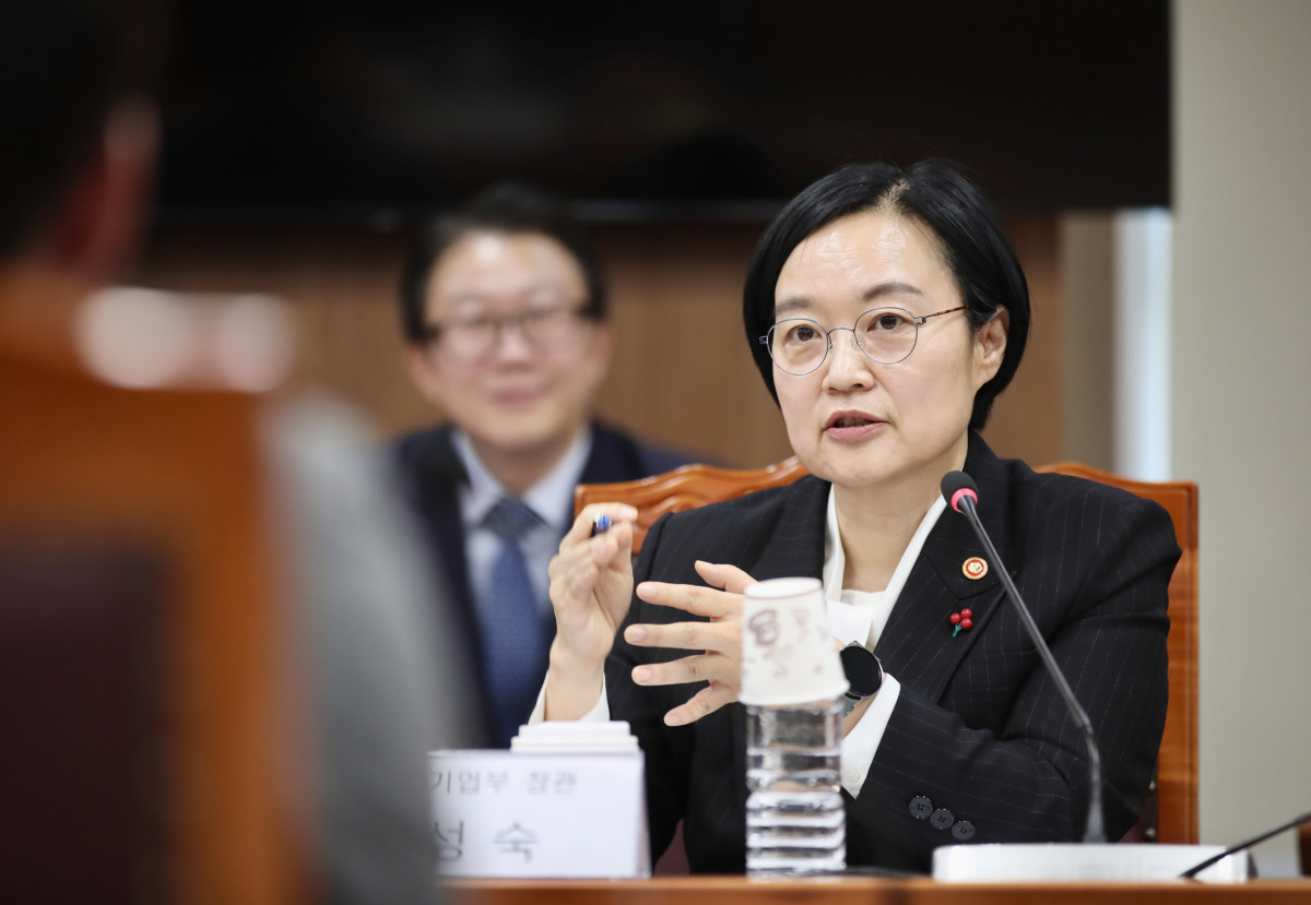 ▲한성숙 중소벤처기업부 장관이 18일 서울 종로구 서울지방국세청에서 열린 'AI 중소·스타트업 성장 지원을 위한 MOU 체결식'에서 인사말을 하고 있다. (사진제공=중소벤처기업부)