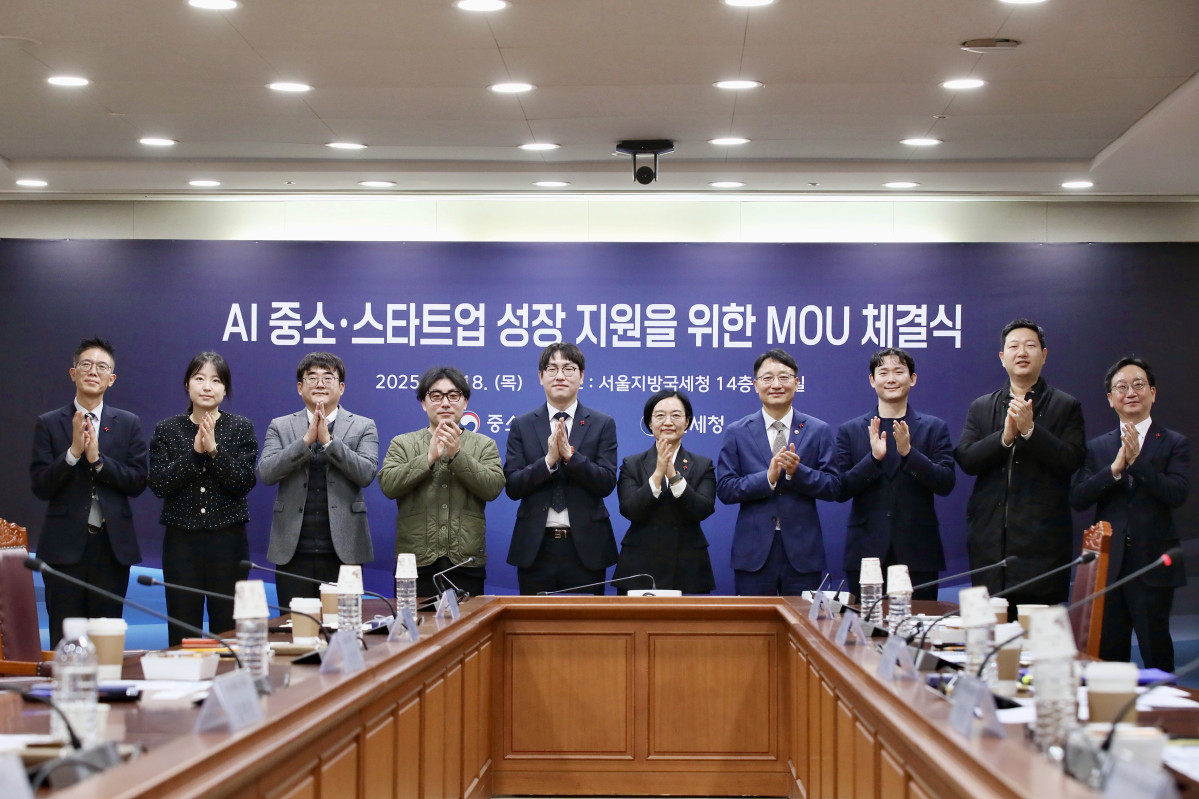 ▲한성숙 중소벤처기업부 장관과 임광현 국세청장이 18일 서울 종로구 서울지방국세청에서 열린 'AI 중소·스타트업 성장 지원을 위한 MOU 체결식'에서 참석자들과 기념 촬영을 하고 있다. (사진제공=중소벤처기업부)