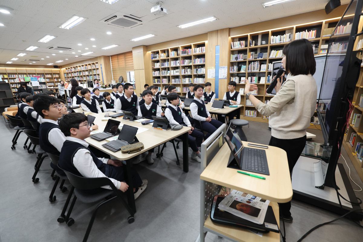 ▲18일 서울 마포구 광성중학교에서 과학과 독서 융합 수업이 진행되고 있다. (사진=서울시교육청)