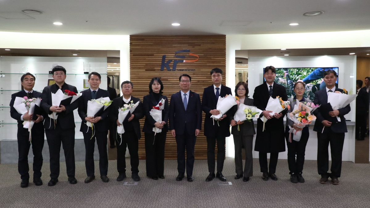 ▲김인중 한국농어촌공사 사장(가운데)이 18일 전남 나주 본사에서 ‘제1회 KRC 숨은일꾼상’ 시상식을 열고, 수상자들과 기념 촬영을 하고 있다. (사진제공=한국농어촌공사)