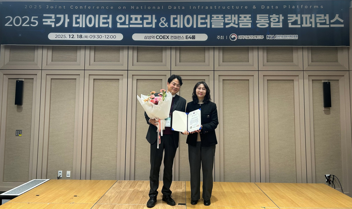 ▲김서주 한국농수산식품유통공사(aT) 디지털혁신처장(왼쪽)이 18일 과학기술정보통신부가 주최한 ‘2025 AI를 위한 데이터&클라우드 진흥주간’에서 데이터 산업 발전에 기여한 공로로 과기부 장관 표창을 수상한 후 신신애 한국지능정보사회진흥원 인공지능데이터본부장과 기념 촬영을 하고 있다. (사진제공=한국농수산식품유통공사)