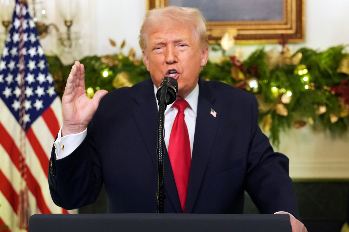 ▲도널드 트럼프 대통령이 17일(현지시간) 백악관 외교 접견실에서 대국민 연설을 하고 있다. (워싱턴D.C./AP연합뉴스)