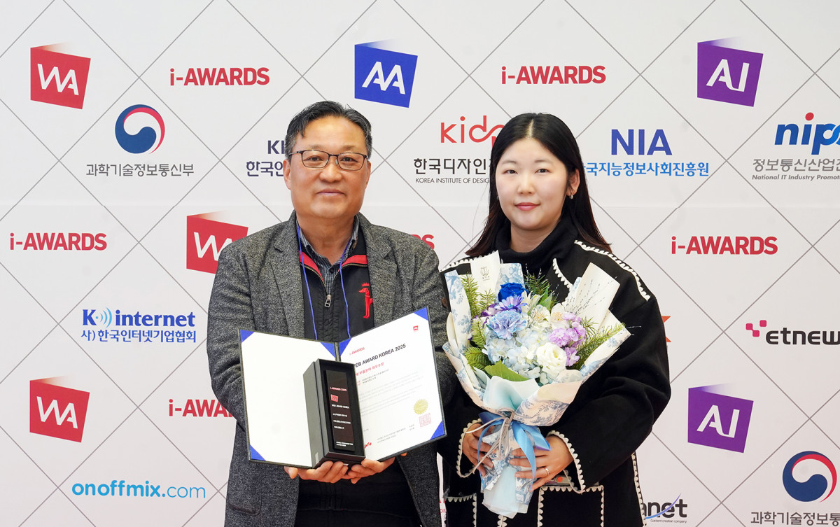 ▲한창석 HS효성첨단소재 홍보담당 상무(왼쪽)와 정한나 브랜드팀 프로(오른쪽)가 기념 촬영을 하고 있다. (사진제공=HS효성첨단소재)