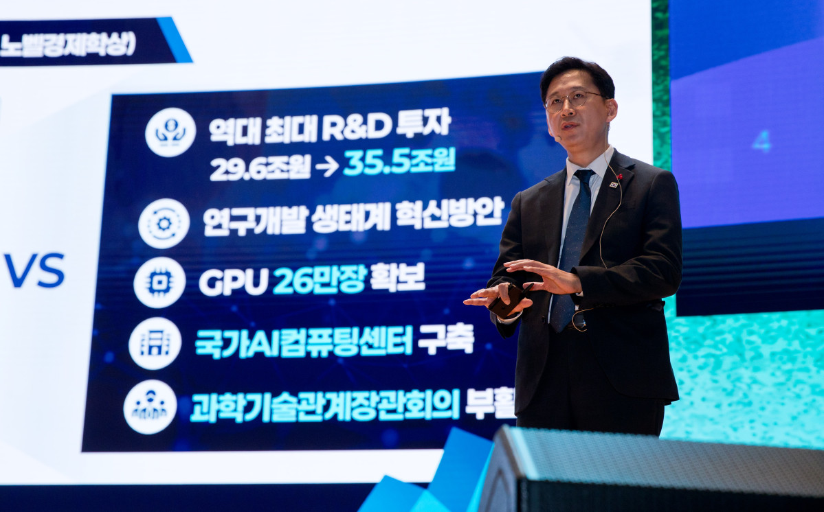 ▲배경훈 부총리 겸 과학기술정보통신부 장관이 18일 오전 서울 강남구 코엑스에서 열린 '국가전략기술 서밋' 에서 '국가전략기술 고도화 및 미래혁신 전략' 을 주제로 기조연설을 하고 있다. (사진제공=과기정통부)