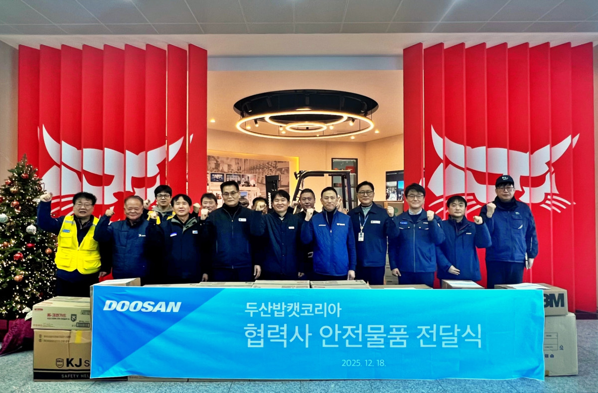 ▲박형원 두산밥캣코리아 사장(오른쪽에서 다섯번째)이 18일 인천 본사에서 열린 ‘협력사 안전물품 전달식’에서 주요 협력사 대표들과 기념촬영을 하고 있다. (사진= 두산밥캣)
