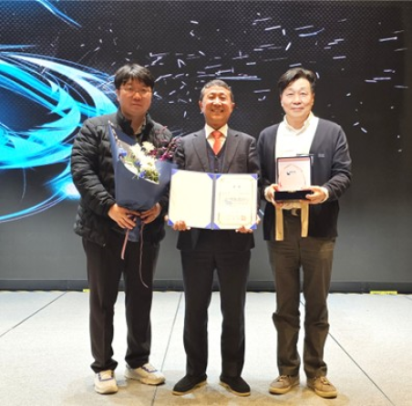 ▲티디지가 18일 한국인공지능·소프트웨어산업협회로부터 AI 서비스 분야 ‘최우수상’을 수상했다.<왼쪽부터 이현로 매니저, 김영룡 사장, 이종수 실장> (사진제공 = 티디지)