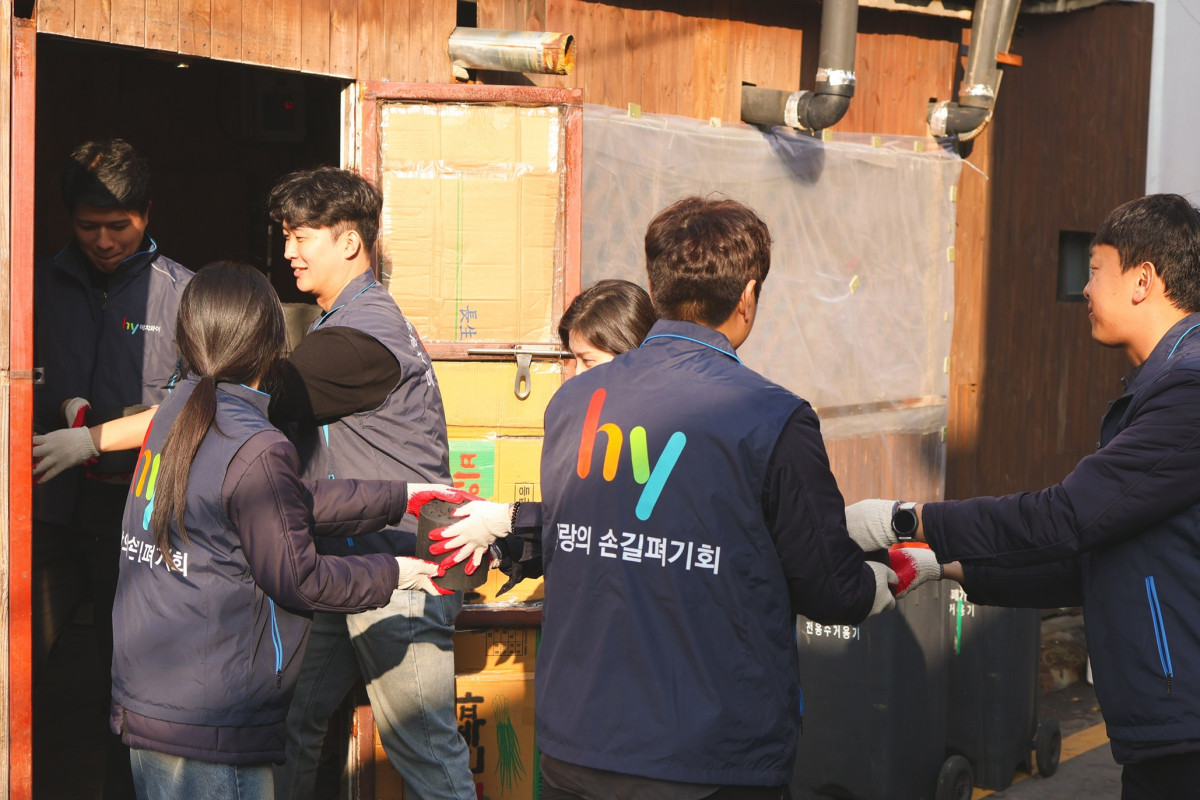 ▲사랑의 손길펴기회 hy 중앙연구소 위원회 임직원들이 연탄 봉사활동에 참여하고 있다. (사진제공=hy)