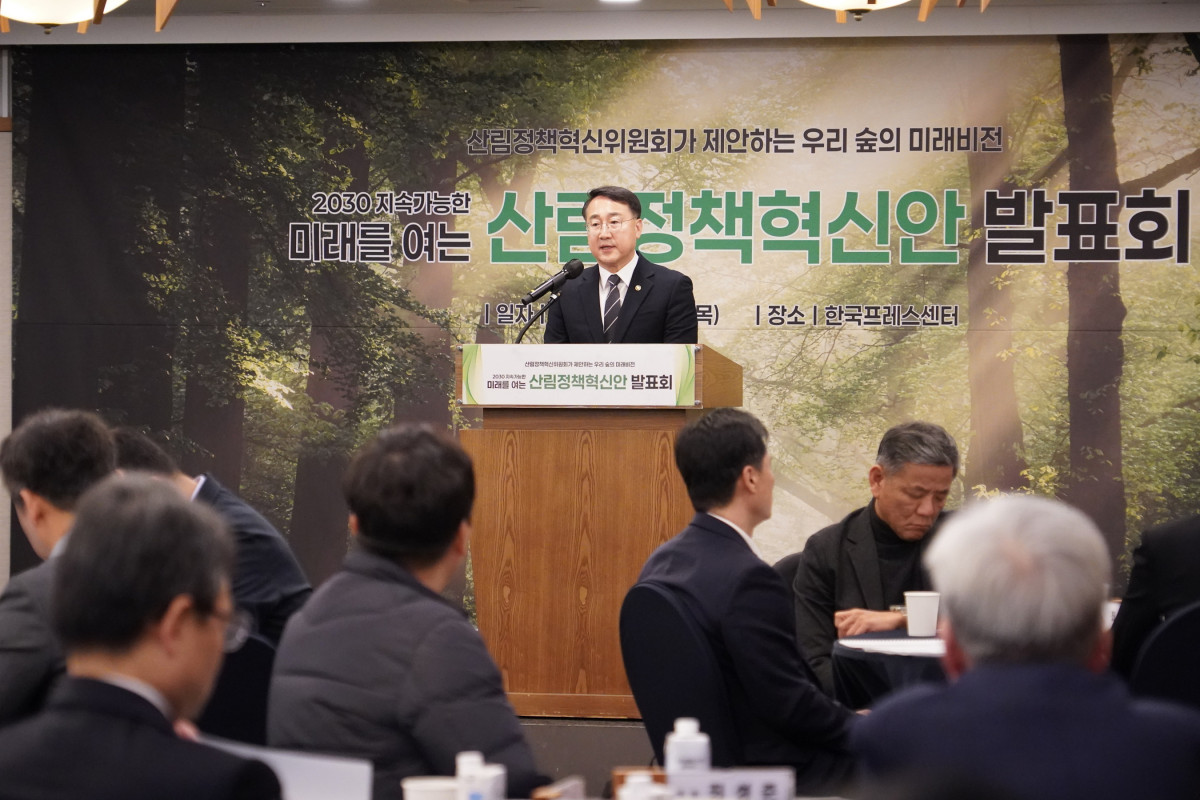 ▲김인호 산림청장이 18일 ‘2030 지속가능한 미래를 여는 산림정책혁신안 발표회에서 인사말을 하고 있다. (사진제공=산림청)