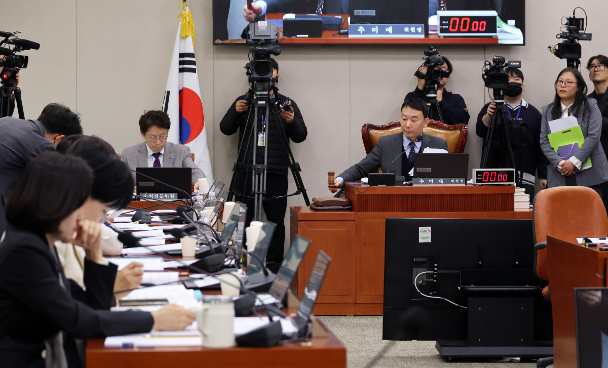 ▲18일 국회에서 열린 법제사법위원회 전체회의에서 김용민 위원장 직무대행과 여야 의원들이 학교급식법 일부개정법률안 등 상정 법안을 처리하고 있다. (연합뉴스)