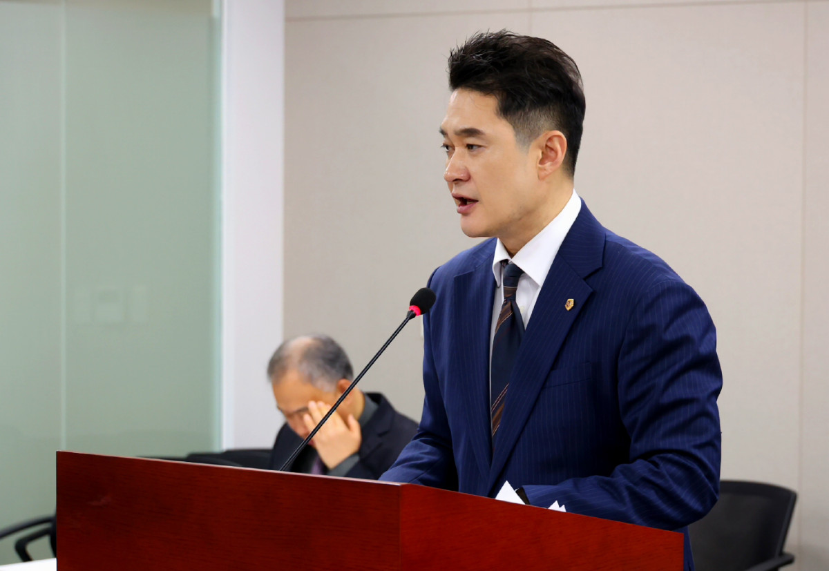 ▲전석훈 경기도의회 의원이 도의회에서 ‘학교 내 전기차 충전시설 설치 반대’ 조례안의 취지와 필요성을 설명하고 있다. (경기도의회)